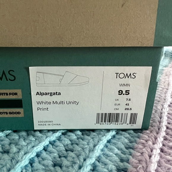 NWT PRIDE TOMS - Picture 4 of 4